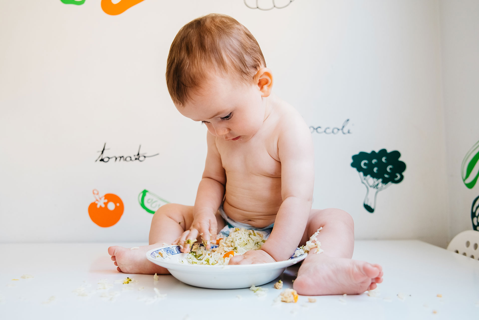 neonato che usa il metodo del baby-led weaning