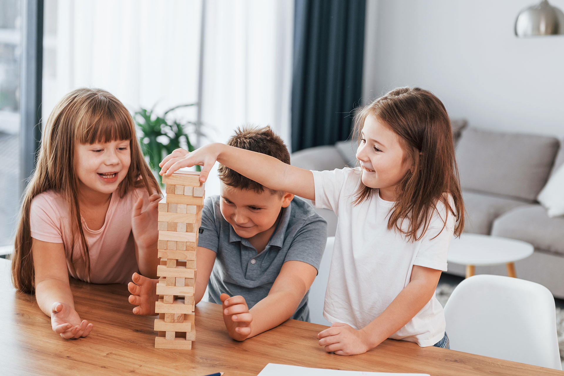 bambini che fanno un puzzle insieme, promuovendo la salute mentale infantile attraverso la connessione e il gioco.