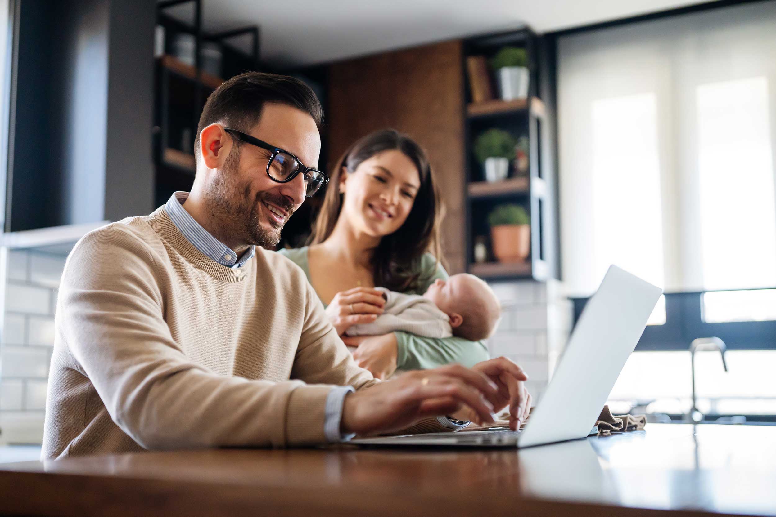 Famiglia che accede alla piattaforma online Europediatria